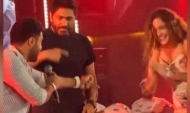 خطيب نور إيهاب يفاجئها في حفل تامر حسني على المسرح (فيديو)