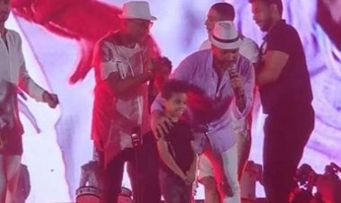 طيرانه في الهواء وتحيته لنجل مؤمن زكريا.. أبرز لقطات حفل تامر حسني بالعلمين