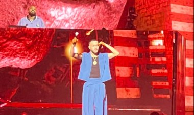 «ظهر ببدلة كت وحنة على إيديه».. ويجز يثير الجدل بحفله في السعودية