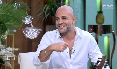 عزيز الشافعي: «والله أبدًا.. كانت رهان عمرو دياب على الخروج برا الصندوق»