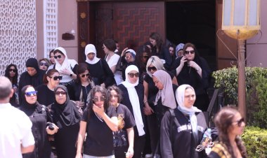 الحزن يسيطر على مي كساب أثناء تشييع جثمان والدها إلى مثواه الأخير