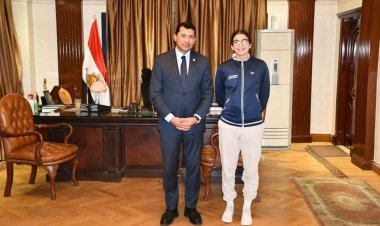 وزير الرياضة يهنئ أمينة عرفي بعد تتويجها ببطولة العالم لناشئات الاسكواش