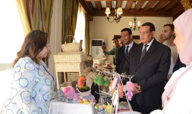 وزير التنمية المحلية ومحافظ الفيوم يتفقدان معرض «أيادي مصر»