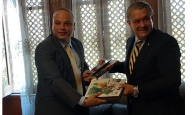 تامر عبد المنعم يعقد بروتوكول تعاون بين الثقافة السينمائية وسفارة بارجواي لإقامة نادي سينما شهري