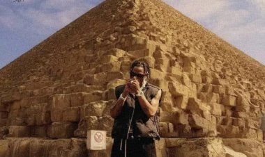 صورة ترافيس سكوت في الأهرامات غير حقيقية (تفاصيل)