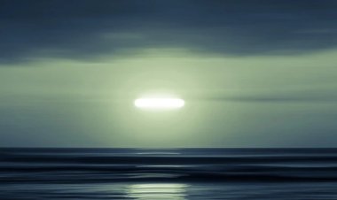 طيار أمريكي يروي مغامرته:  تفاديت مكعب غامض يطفو في سماء المحيط