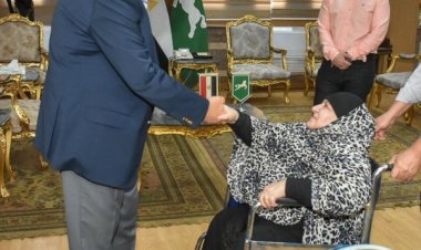 محافظ الشرقية يُسلم وحدة سكنية لإحدى السيدات الأولى بالرعاية بمدينة العاشر من رمضان