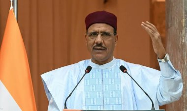 بعد محاولة الانقلاب.. من هو رئيس النيجر محمد بازوم؟