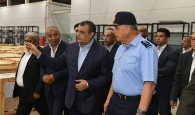وزير الدولة للإنتاج الحربي يتفقد مصنع إنتاج المصاعد الكهربائية