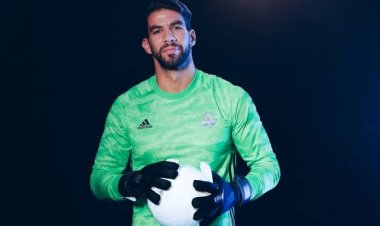 بيراميدز يُجدد عقد شريف إكرامي