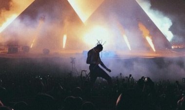 رقص وغناء عند الأهرامات احتفالًا بألبوم «سكوت» الجديد وأحدهم: أين حفل ترافيس (فيديو)