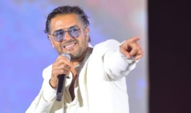 «بالقبلات والأحضان».. فتاة تثير الجدل بإقتحام كواليس حفل راغب علامة في العلمين