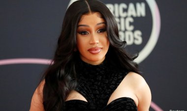 كاردي بي تضرب أحد معجبيها بالميكروفون (فيديو)