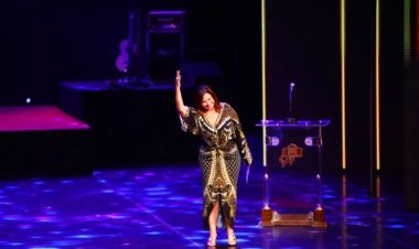 بإطلالة الحيّة..  إلهام شاهين تلفت الأنظار في مهرجان المسرح القومي