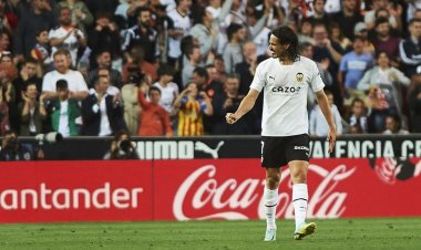 بعد فسخ عقده مع فالنسيا.. كافاني ينتقل إلى بوكا جونيور