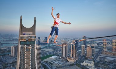 مغامر عالمي يحقق رقما قياسيا جديدا في قطر للمشي على أطول حبل مضيء بالعالم