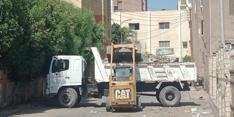 الوحدة المحلية لمركز ومدينة بني سويف تواصل جهودها لضبط الشوارع الرئيسية