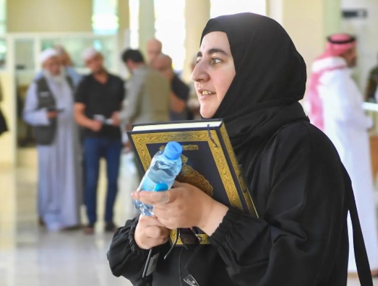 «الشؤون الإسلامية» توزع هدية خادم الحرمين الشريفين على الحجاج المغادرين بمنفذ حالة عمار