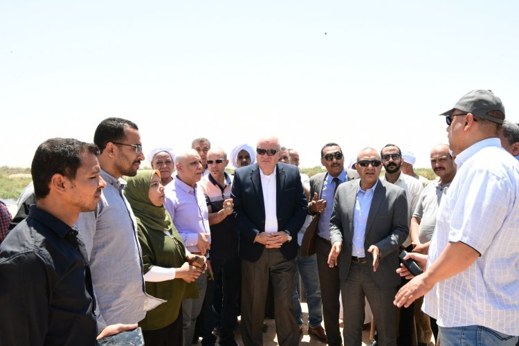 محافظ قنا يتفقد موقع انهيار أحد أحواض الغابة الشجرية بالصالحية