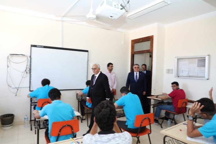 وزير التعليم ومحافظ البحر الأحمر يتفقدان لجان امتحانات الثانوية العامة