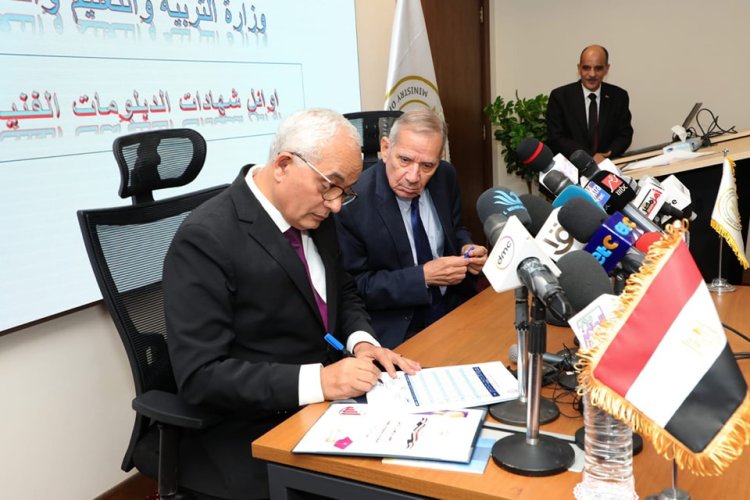 اعتماد نتيجة الدبلومات الفنية بنسبة نجاح 64.47%..ووزير التعليم يكرّم الطلاب الأوائل