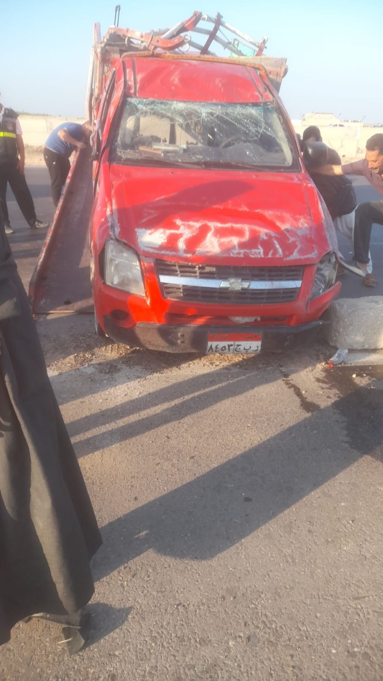 إصابة 15 شخصا في انقلاب سيارة تحمل عمالا على طريق الإسكندرية الصحراوي