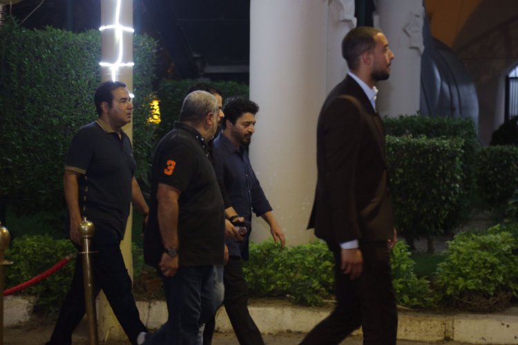 شاهد| هشام عباس والشاعري أول الحاضرين في عزاء علاء عبد الخالق
