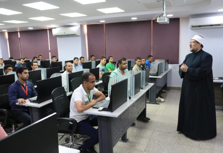 وزير الأوقاف ورئيس التنظيم والإدارة يتفقدان سير الاختبارات بمركز تقييم القدرات