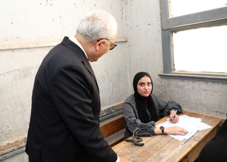 وزير التعليم ومحافظ سوهاج يتفقدان لجان امتحانات الثانوية العامة بإدارتي أخميم ودار السلام التعليمية