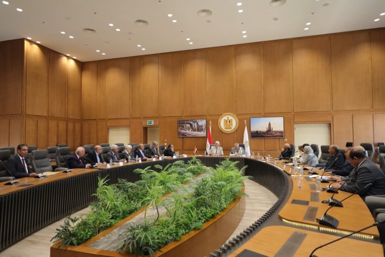 وزير التعليم العالي يعقد اجتماعًا مع مستشاريه بالجامعات الخاصة والأهلية وأفرع الجامعات الأجنبية