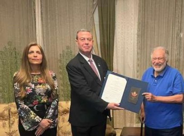 السفارة الفلسطينية تمنح يحيى الفخرانى وسام الثقافة والعلوم والفنون