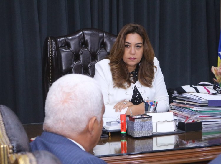 محافظ دمياط تستقبل وفد شركة «eni» للبترول لبحث تعزيز التعاون المشترك