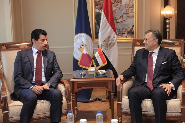 مباحثات بين مصر وقطر لدفع حركة السياحية.. وتبادل للهدايا التذكارية