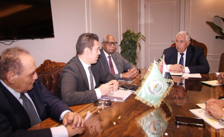 وزير الزراعة يبحث مع مسئولي إحدى كبرى الشركات الليبية زيادة حجم استثماراتهم في مصر | صور