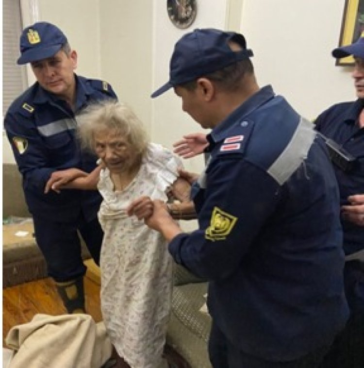 انقاذ سيدة مسنّة عقب تعثرها بمسكنها في مدينة نصر