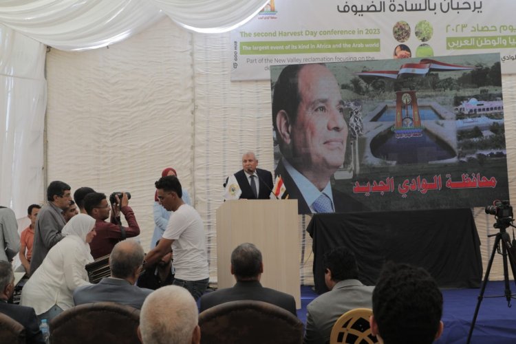 محافظ الوادي الجديد يشهد حصاد الجوجوبا بإحدى مشروعات الاستثمار الزراعي بمركز باريس