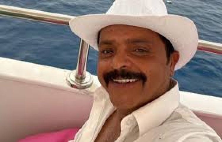 «أبوها وعمها أكلهم الأسد».. محمد هنيدي يسخر من شائعة ارتباطه بفتاة كينية