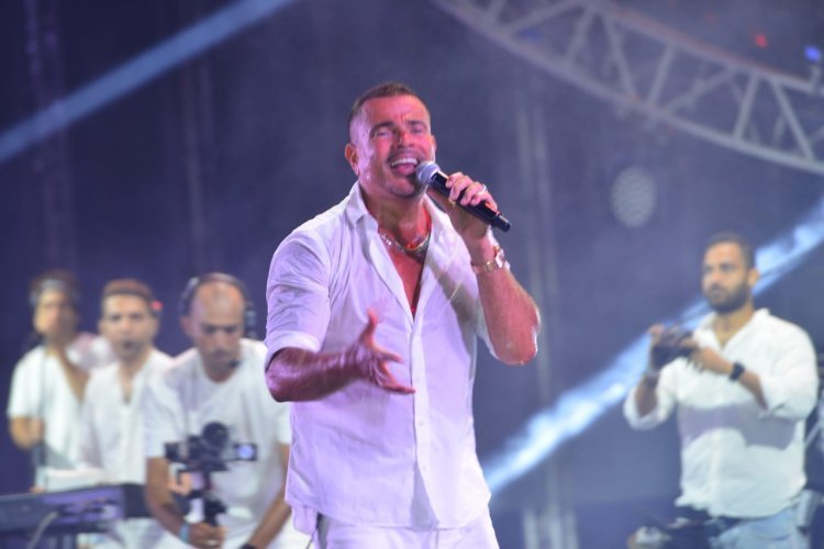 عمرو دياب يحيي حفلاً غنائيًا في مراسي بحضور نجوم الفن والمشاهير (صور)