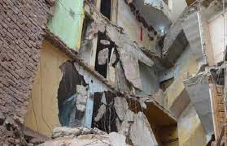 8 مصابين في سقوط أجزاء من عقار بالإسكندرية
