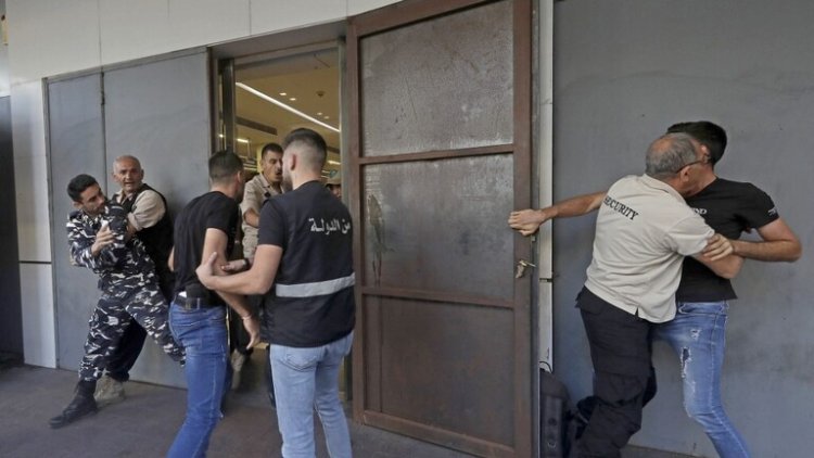 لبنان.. مودع يقتحم مصرفا مع نجله ويحرر وديعته