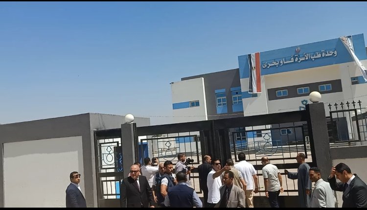 «مغلقة بالضبة والمفتاح».. غضب وزير الصحة من غلق وحدة صحية خلال زيارته لـ قنا