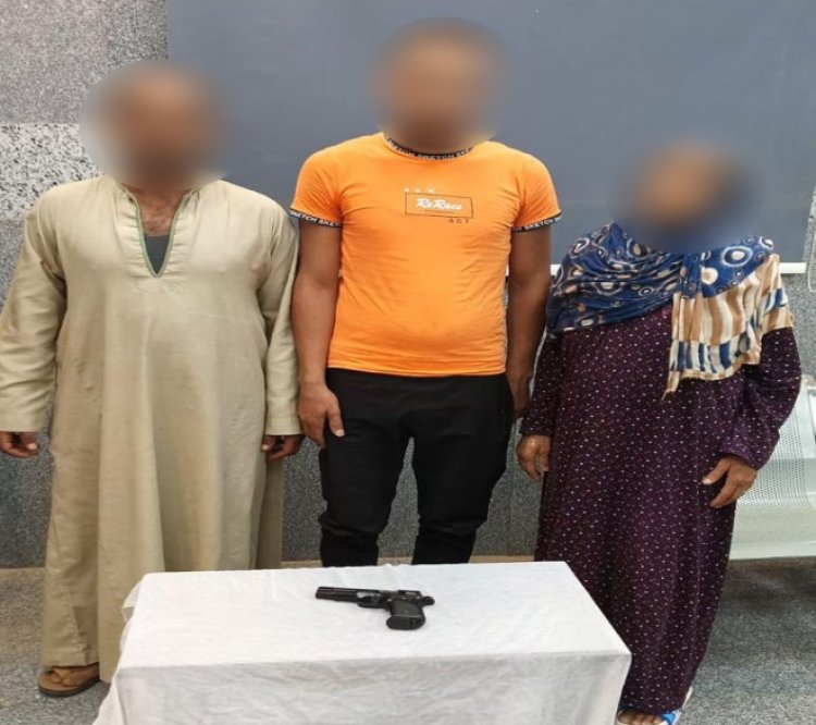 القبض على ربة منزل ونجليها بتهمة الاستعراض بالأسلحة النارية فى المنيا