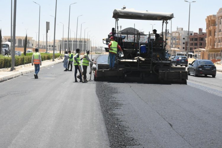 رئيس جهاز« القاهرة الجديدة» يتابع تنفيذ مشروعات تطوير ورفع كفاءة محاور الطرق بالمدينة