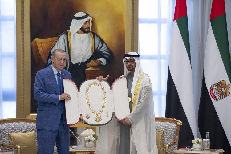 رئيس الدولة يمنح الرئيس التركي "وسام زايد"