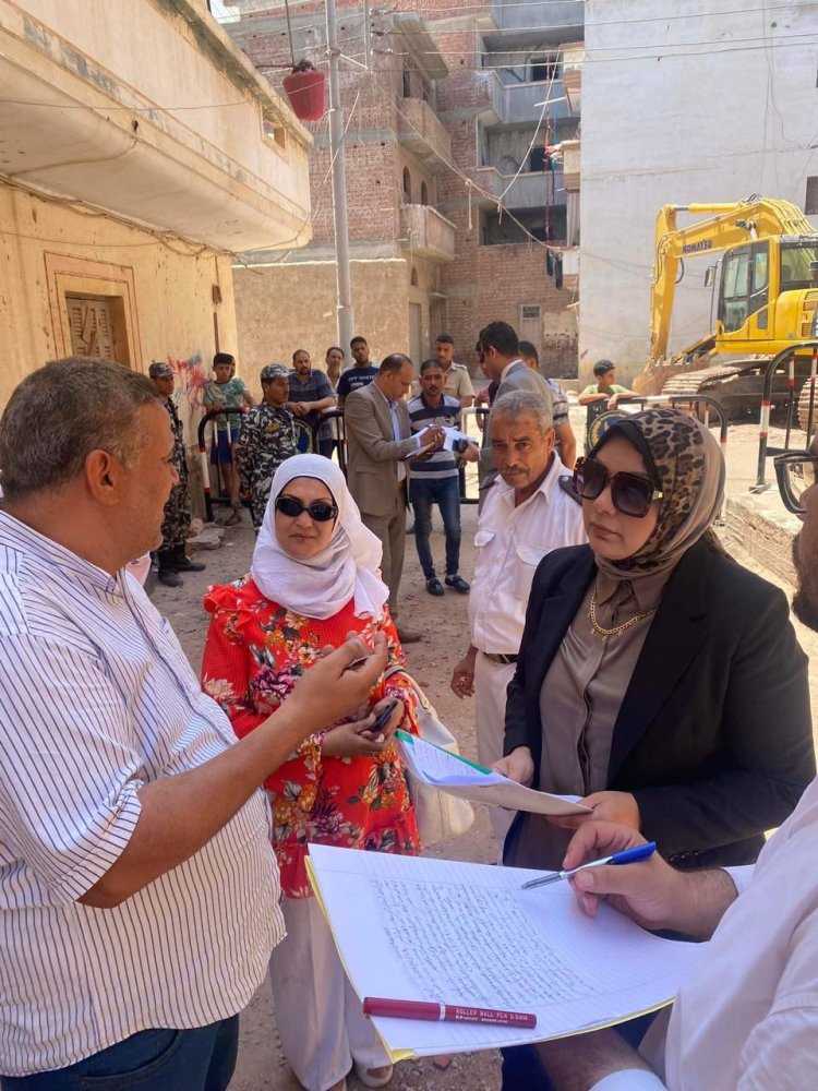 عاجل.. النيابة الإدارية تعاين موقع انهيار عقار رشيد
