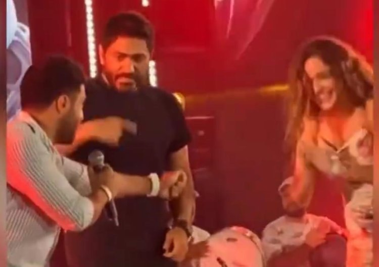 خطيب نور إيهاب يفاجئها في حفل تامر حسني على المسرح (فيديو)