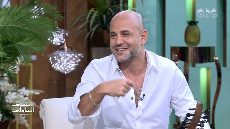 عزيز الشافعي: «والله أبدًا.. كانت رهان عمرو دياب على الخروج برا الصندوق»