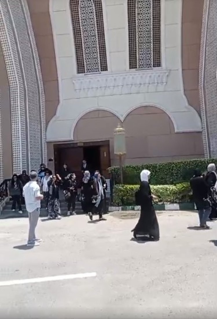 وصول جثمان والد مي كساب لمسجد الشرطة  استعدادًا للصلاة عليه