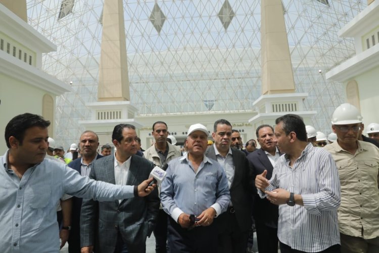 وزير النقل ووفد برلماني يتفقدان جاهزية محطة سكك حديد صعيد مصر للافتتاح الرئاسي