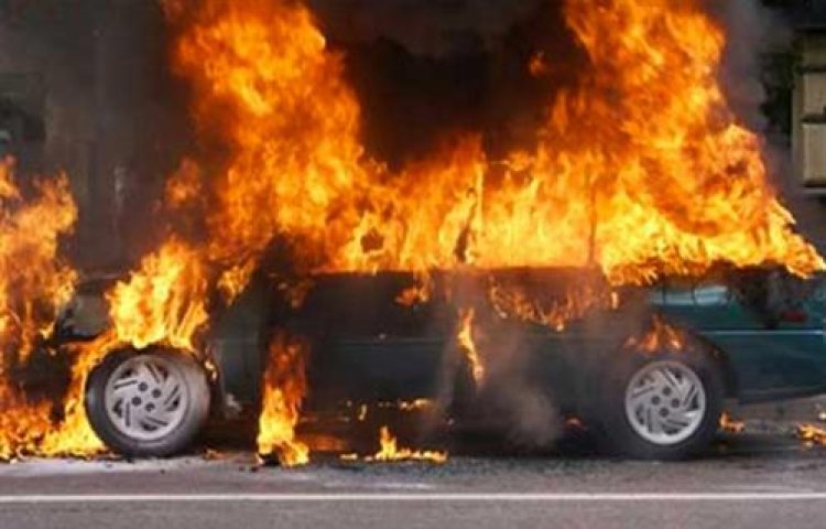 حريق يلتهم سيارة ملاكى أعلى دائرى القوس الغربى بكرداسة
